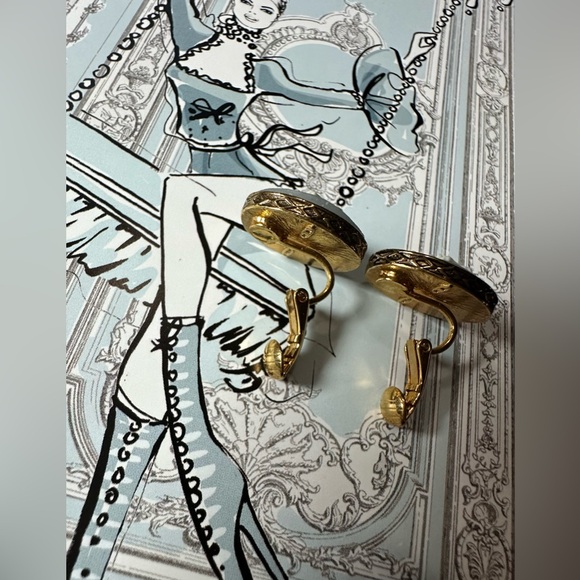 Vintage Avon Rose Cameo Clip-On Earrings – Gold Tone & Pale Blue-Gray Background - Picture 3 of 8